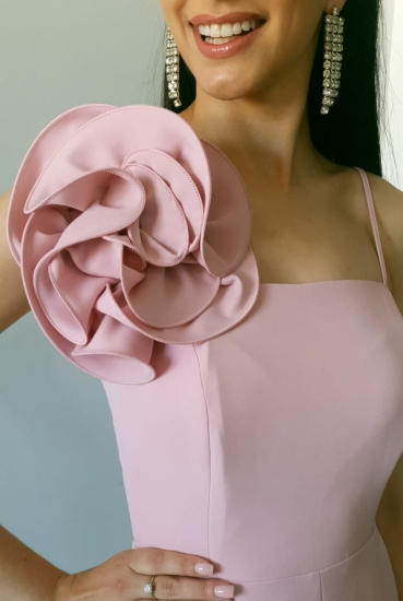 Melani pudrowy róż - elegancka sukienka z szykowną różą