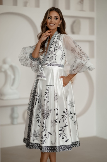 Viviana biało-czarna sukienka mocno rozkloszowana w ornamenty